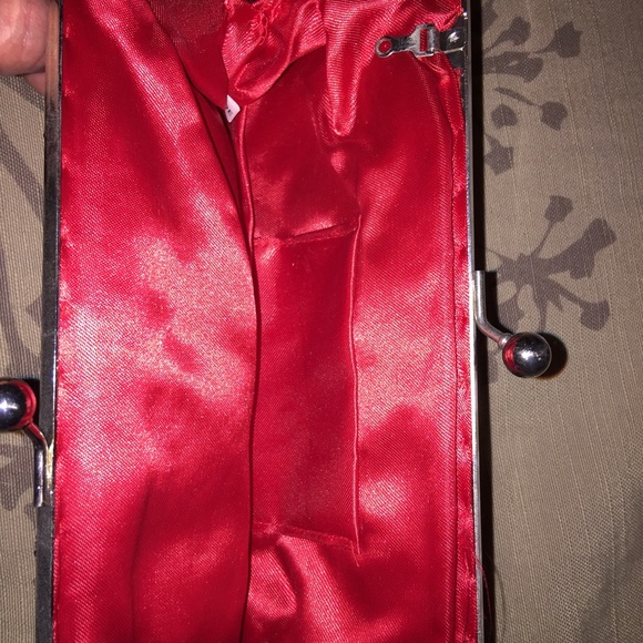 A cute unique clutch perfect for formals and proms - Picture 2 of 2