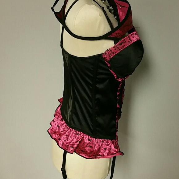 Sexy brand new corset with matching G-string - Picture 2 of 3