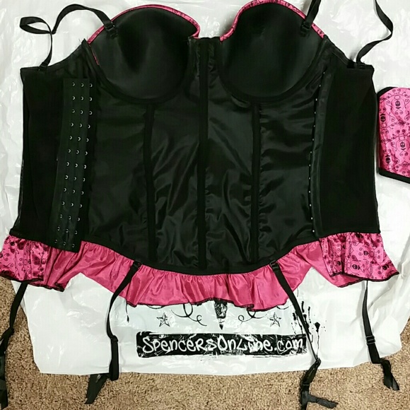 Sexy brand new corset with matching G-string - Picture 3 of 3