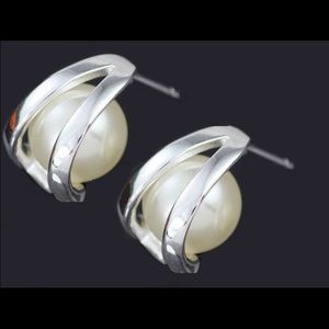 Beautiful Sterling silver pearl earrings....