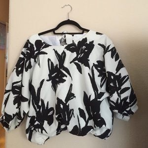 Sz medium flowery top