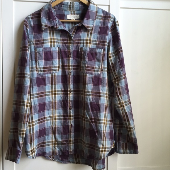 • The perfect plaid top • - Picture 2 of 4