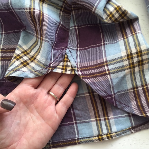 • The perfect plaid top • - Picture 3 of 4