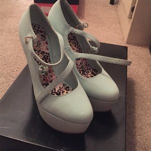 Size 8! Only wore once.