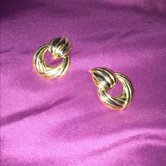 Fancy big gold clip on earrings 😘