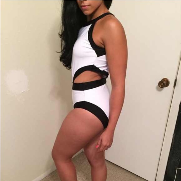 (XS Left!) One Piece bathing suit - Picture 3 of 4