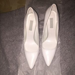 NEVER WORN WHITE PUMP HEELS