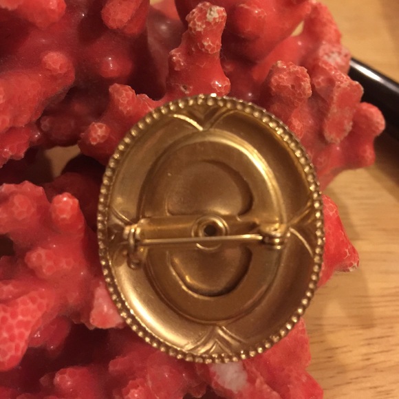 Vintage engraved shell cameo brooch - Picture 2 of 3