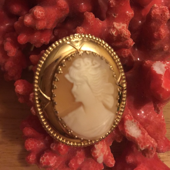 Vintage engraved shell cameo brooch - Picture 3 of 3
