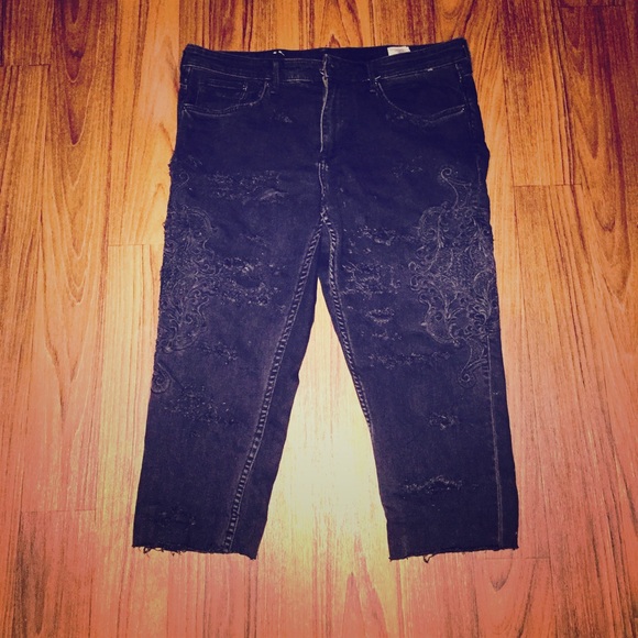 BLACK SLIM DISTRESSED DENIM CAPRIS JEANS