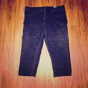 BLACK SLIM DISTRESSED DENIM CAPRIS JEANS