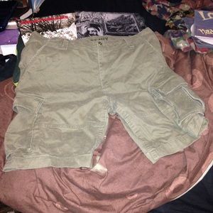 Old Navy olive green cargo shorts size 40 men's