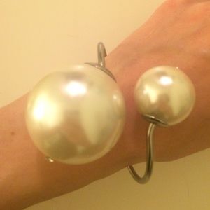 Giant Pearl Bracelet