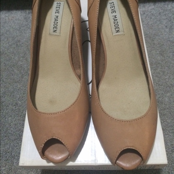 Steve Madden tan open toe wedge shoes - size 8.5