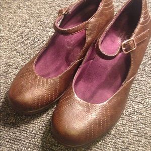 VIONIC brown leather wedge