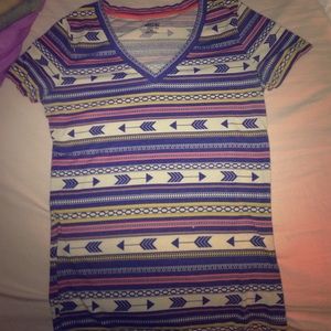 V-neck patterned tee shirt