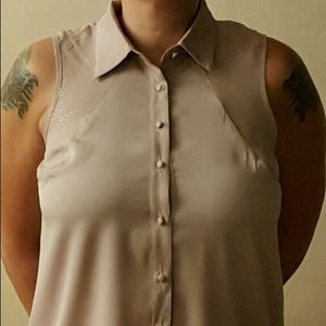 👄NWOT 2B Bebe button up blouse w/cut out back👄