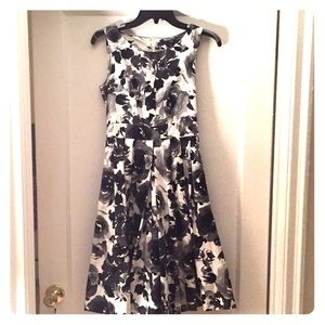 Flattering fit black/grey floral dress.