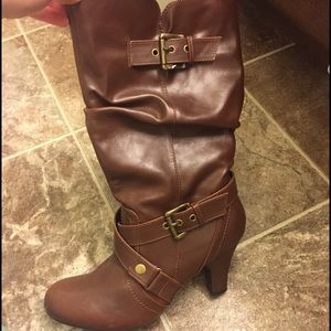Maurice's brown boots