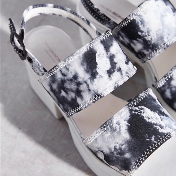 🎉🎉HP🎉🎉 Urban Outfitters Vagabond Gray Sandals - Picture 3 of 4