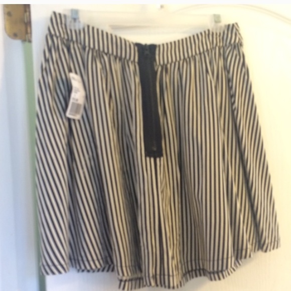 NWT F21 black&white striped bowtie skirt - Picture 3 of 3