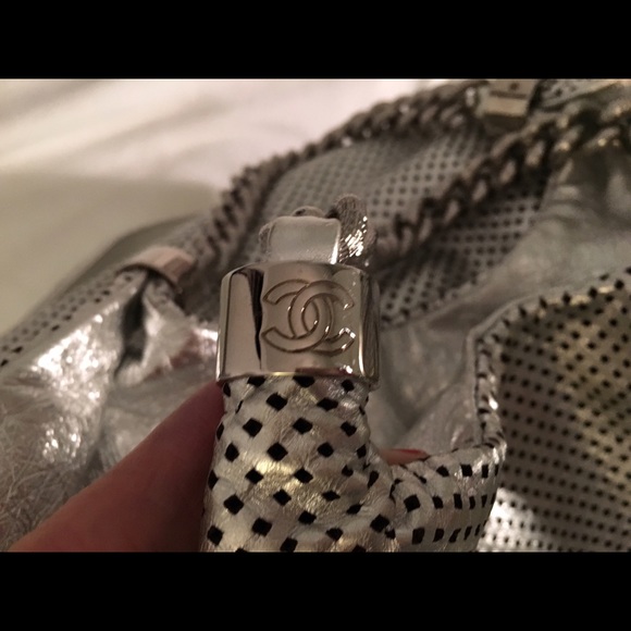 ❌SOLD❌ CHANEL Rodeo Drive XL Grand Shopping Hobo - Picture 3 of 4