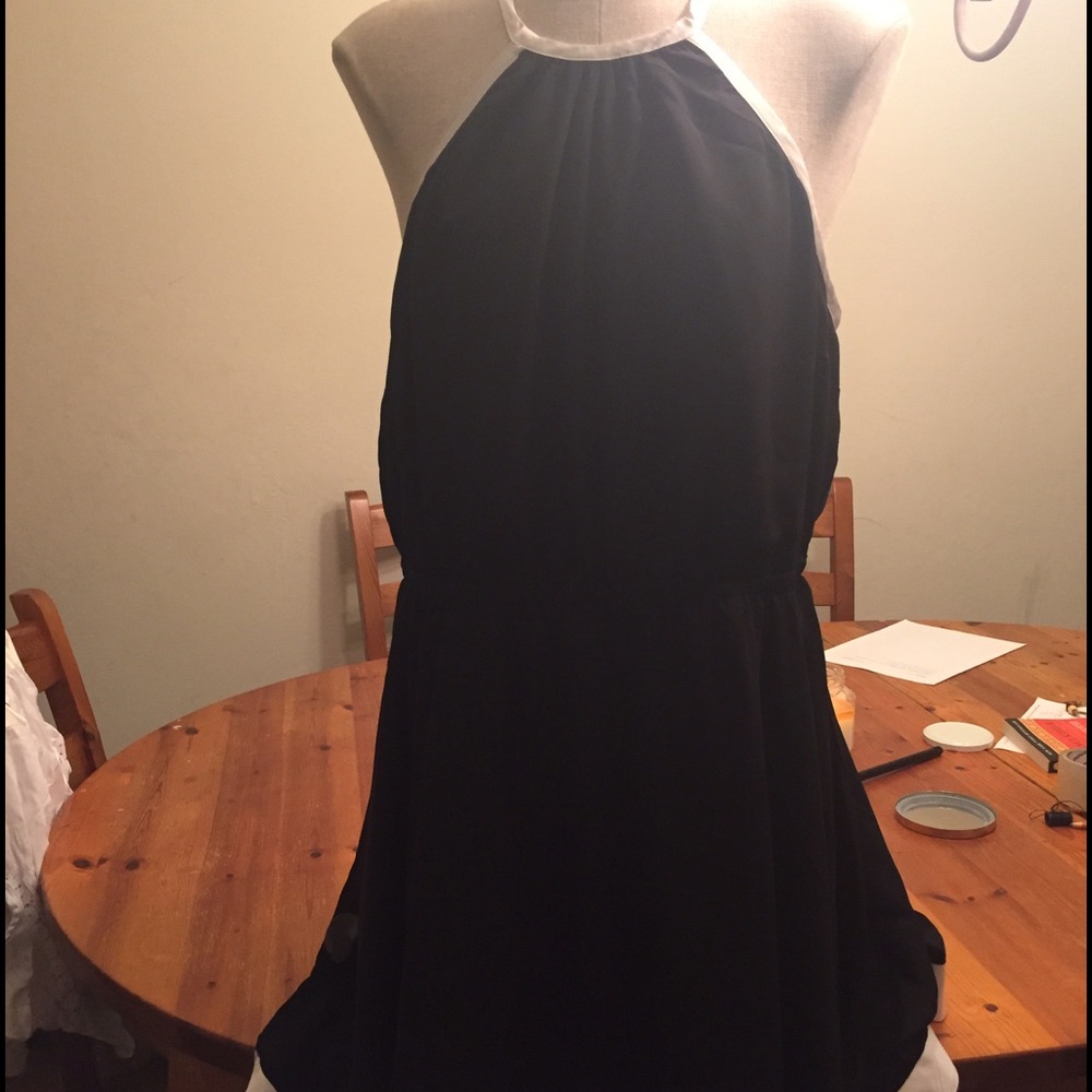 👄Bebe Black w/white trim cocktail dress 👄