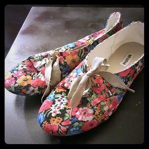 Floral oxford style shoes