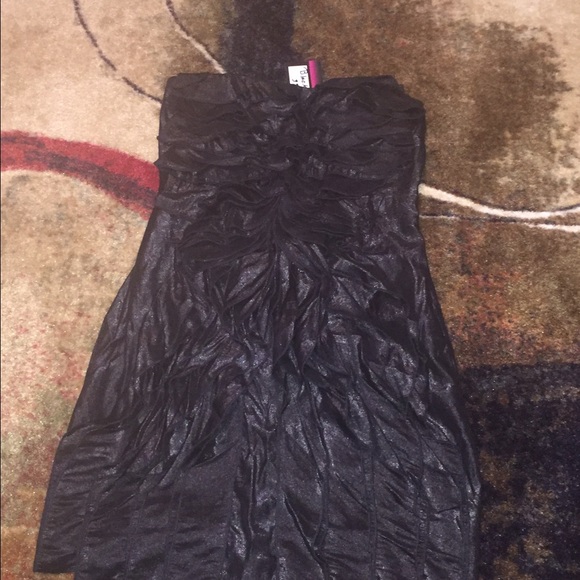 Ruffled Fitted Dress - Picture 5 of 6