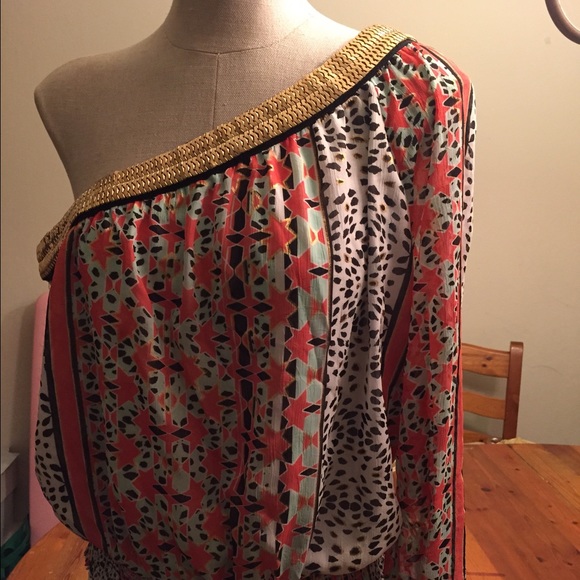 👄2B Bebe One Shoulder Blouse w/gold banding 👄
