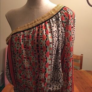 👄2B Bebe One Shoulder Blouse w/gold banding 👄