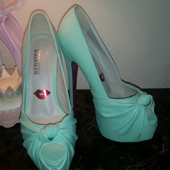 Peep toe sky high head turning platform heels