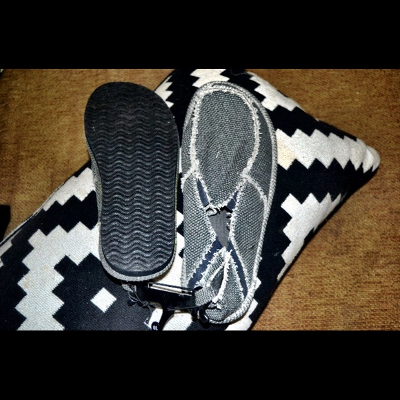 Size 10 mens OP Mens Canvas shoes.