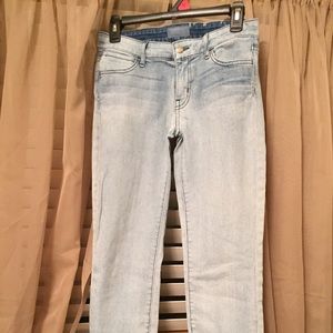 Stonewashed skinny jeans.