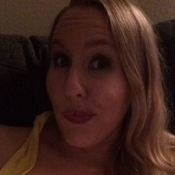 Meet your Posher, Christina - Picture 2 of 5