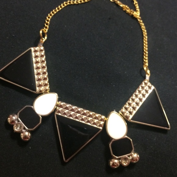 Triangle necklace - Picture 2 of 2