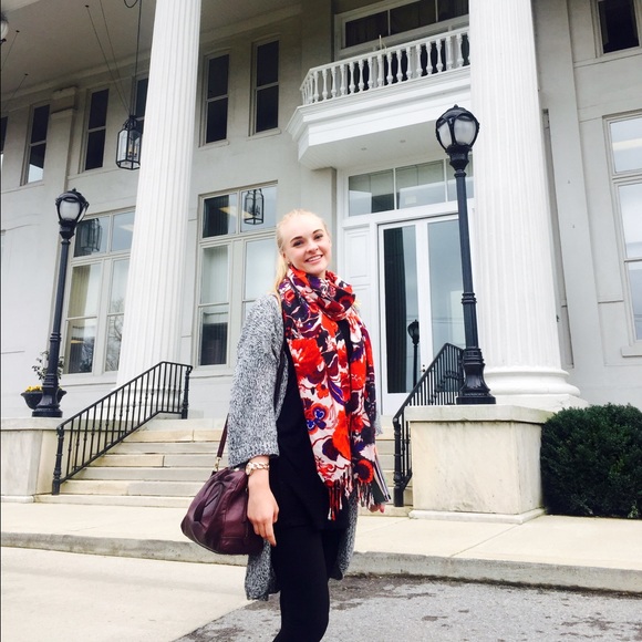 Meet your Posher, Ginny - Picture 2 of 4