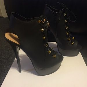 Black and gold sexy shoe