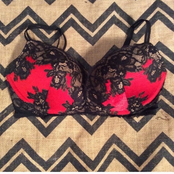 Red lace VS bra