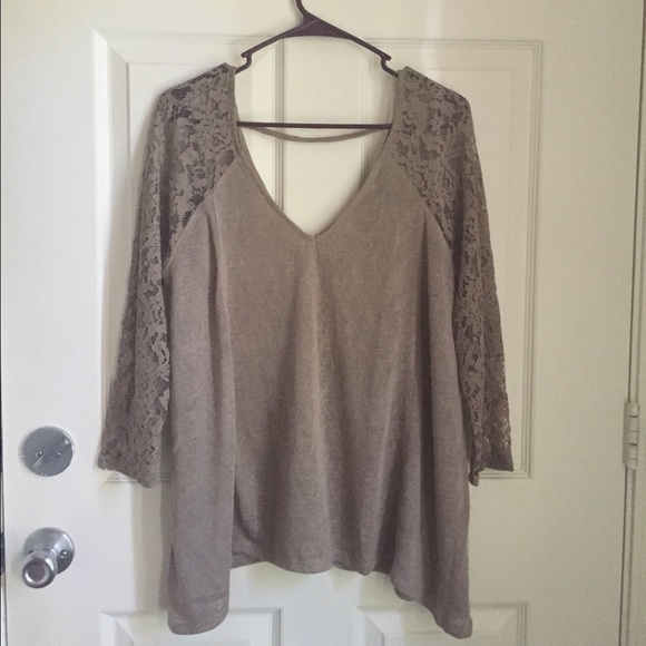 Lace-Sleeved Forever 21 v-neck top - Picture 3 of 4