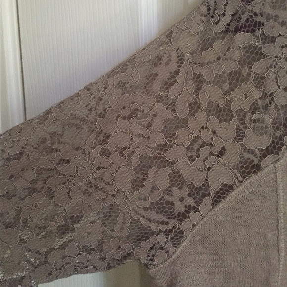 Lace-Sleeved Forever 21 v-neck top - Picture 4 of 4