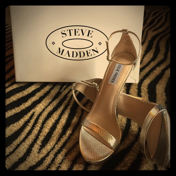 Steve Madden Shoes - Steve Madden silver snake heels!