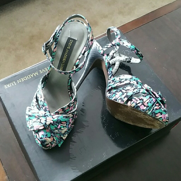 Steve Madden Luxe "L-Clara" in Bright Multi fabric