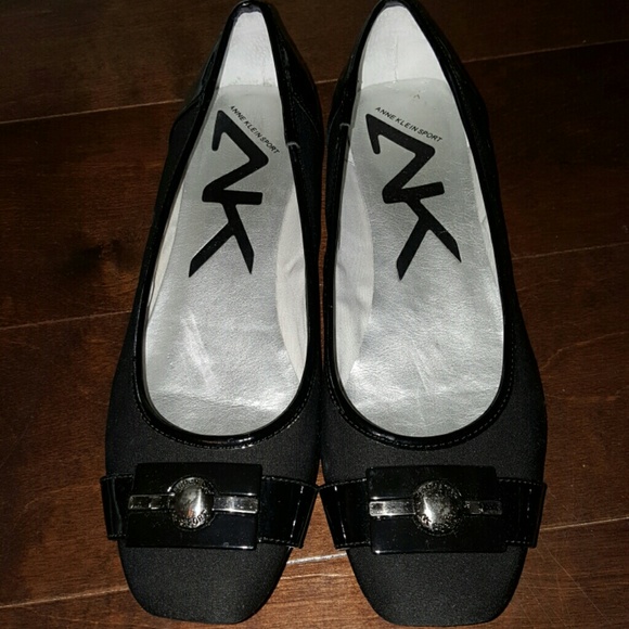 Black ballet flats