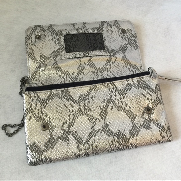 SOLD!! KENNETH COLE wristlet. So cute ❤️❤️ - Picture 3 of 4