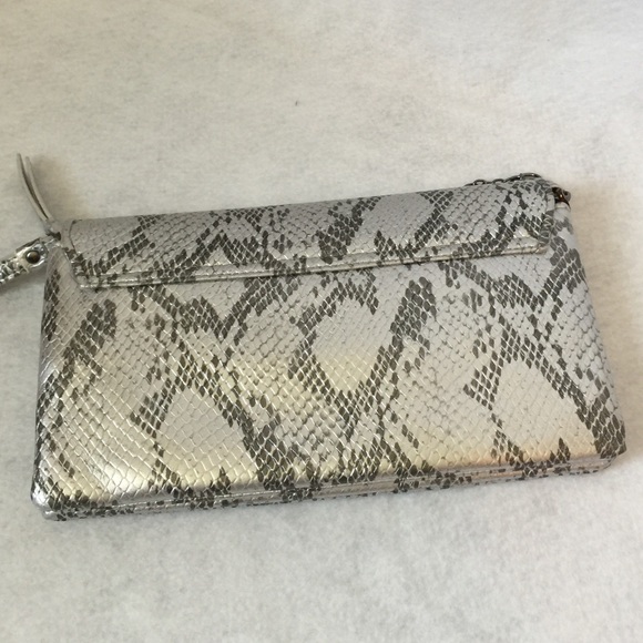 SOLD!! KENNETH COLE wristlet. So cute ❤️❤️ - Picture 2 of 4