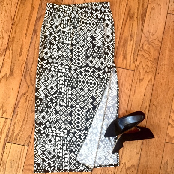 ✨Tribal Print Maxi Skirt w/Side Slit✨ - Picture 1 of 2