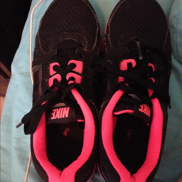 Nike Shoes. - Picture 2 of 4