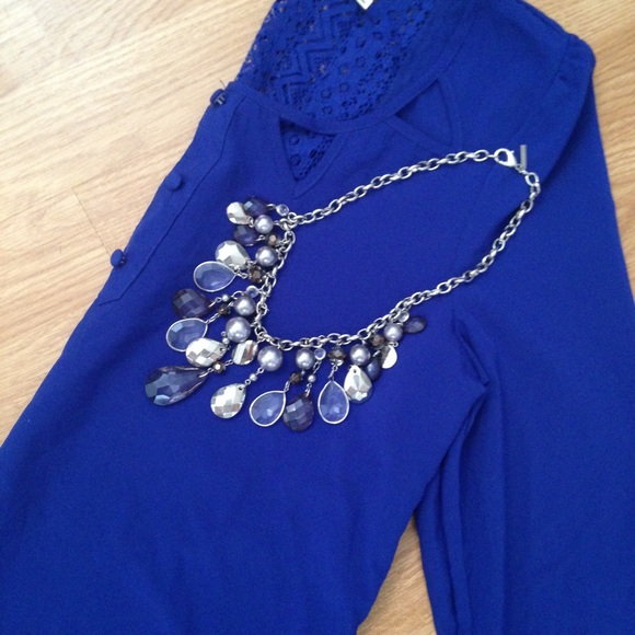 ❌Bundled❌🍁SALE🍁Silver Teardrop Bib Necklace - Picture 3 of 4