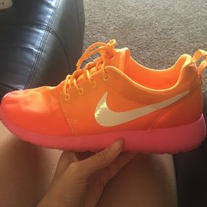 Bubble gum Sunset Nike Roshes